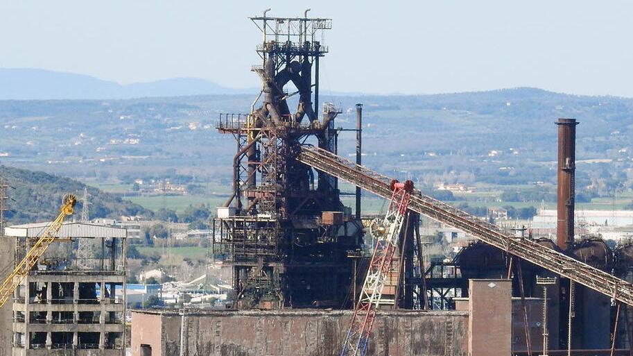 L’altoforno dello stabilimento di Piombino (foto Paolo Barlettani)