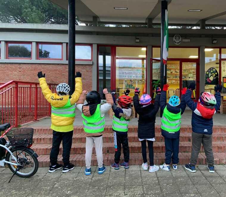 Fucecchio, a scuola in bici con l’ex campione azzurro: ecco il ciclo-bus con sette bambini<br>
