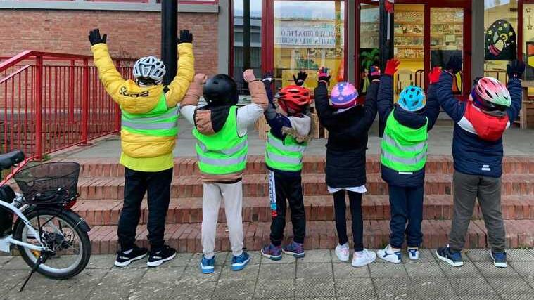 Fucecchio, a scuola in bici con l’ex campione azzurro: ecco il ciclo-bus con sette bambini<br>
