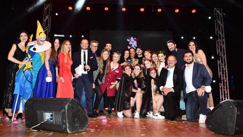 Foto di gruppo per i protagonisti della settima edizione della Canzonissima del Carnevale due anni fa (foto di archivio)