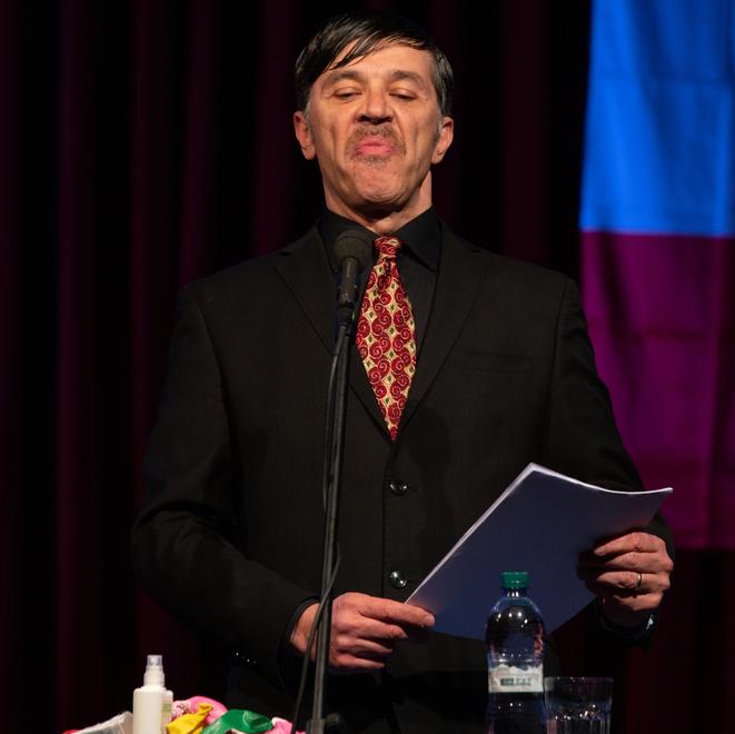 Il trasformista Alessandro Bianchi in scena con “Il comizio più sbagliato di sempre”