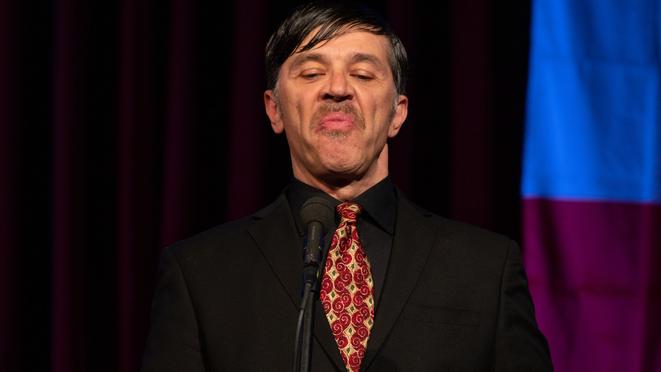 Il trasformista Alessandro Bianchi in scena con “Il comizio più sbagliato di sempre”