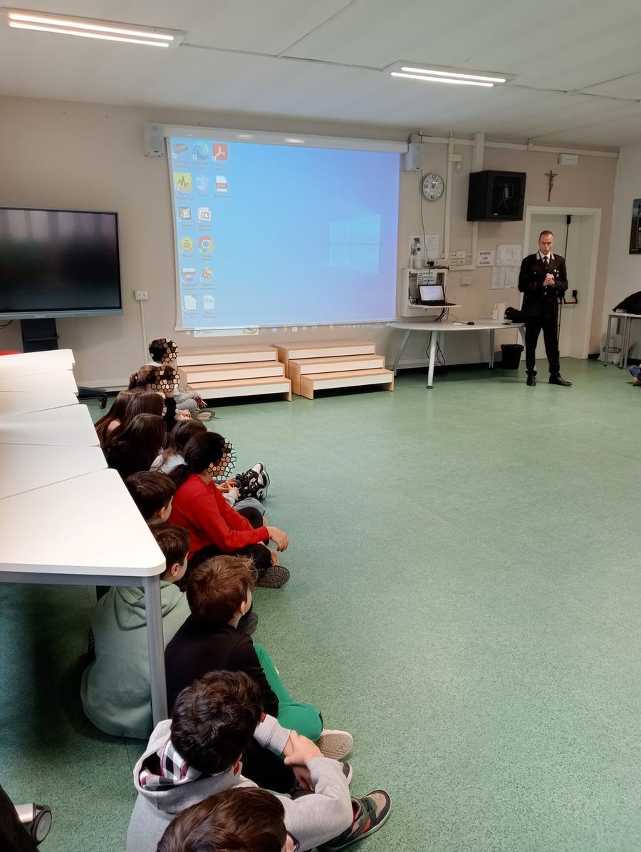 «Meglio i rapporti reali che quelli virtuali», i carabinieri insegnano legalità a scuola