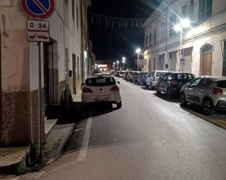 Cascina, lascia luto in divieto di sosta: traffico in tilt per ore. Il conducente rischia grosso: ecco perché<br>
