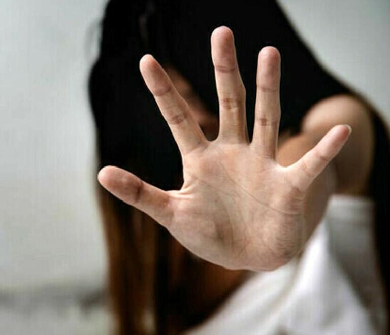 «Ha minacciato di ammazzarmi e di sfregiare il mio fidanzato»