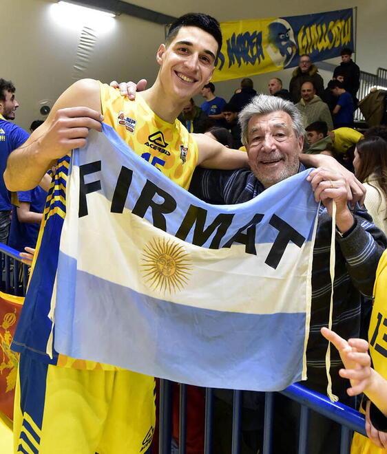 Lautaro Berra con il padre al termine della partita contro Salerno (foto Paolo Barlettani)