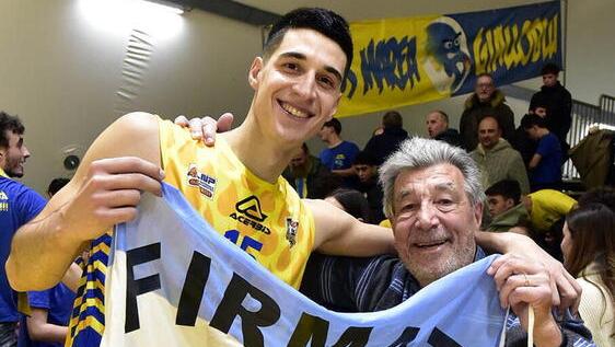 Lautaro Berra con il padre al termine della partita contro Salerno (foto Paolo Barlettani)