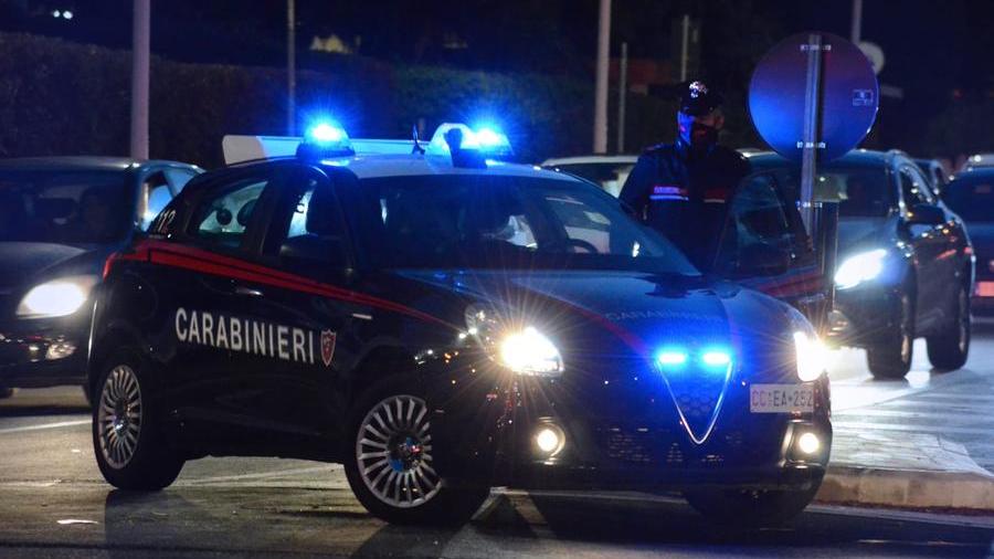 Si riposa in strada sul divano appena rubato a Cagliari: nei guai un 32enne di Tempio
