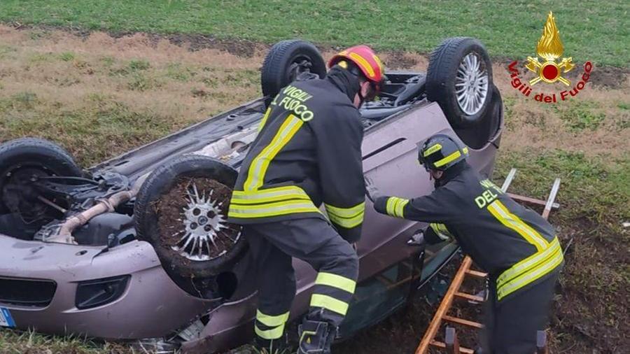 Auto vola fuori strada e si capovolge nel fosso, un ferito