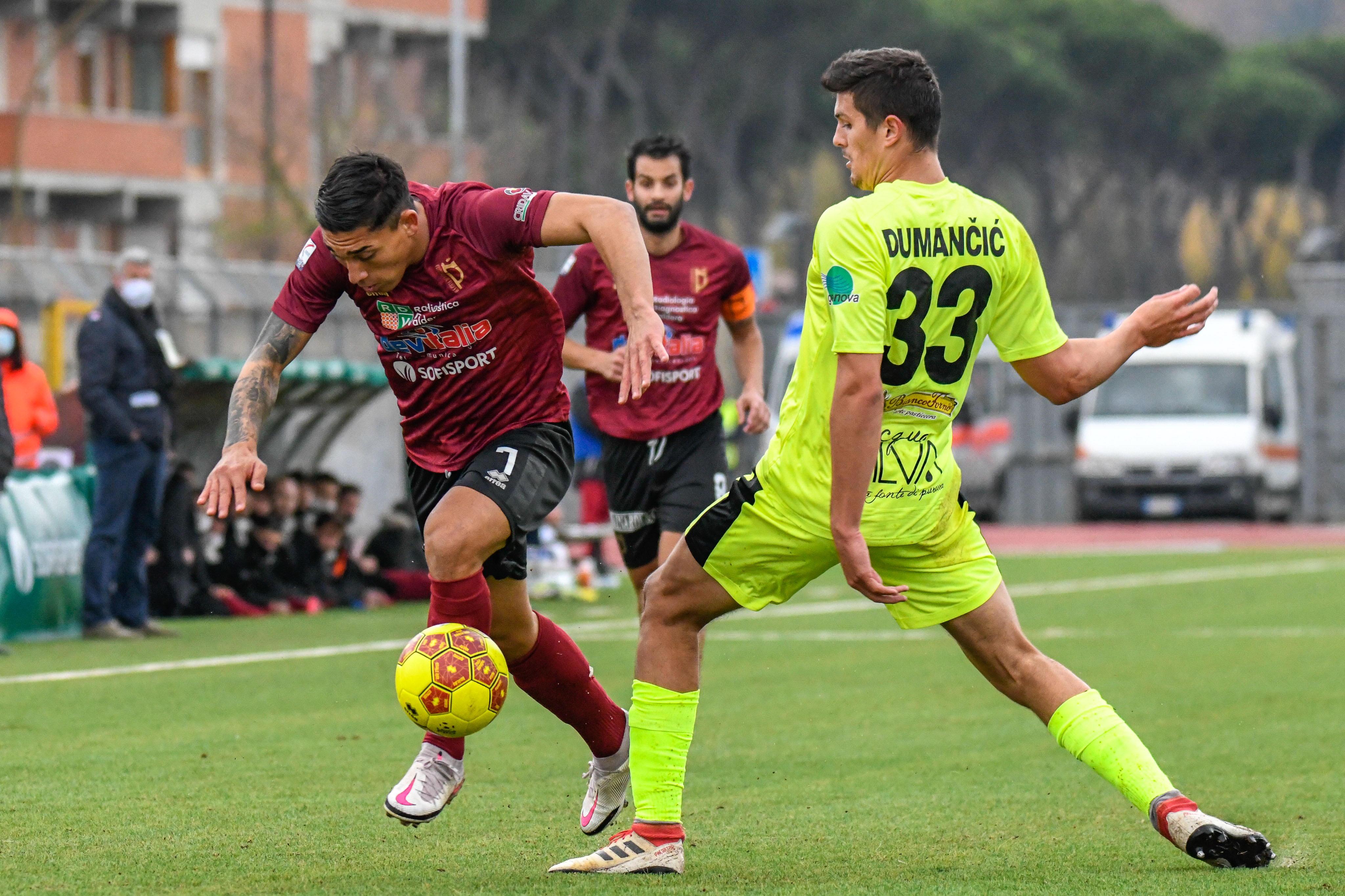 Christian Tommasini, 25 anni, tre stagioni al Pontedera di Giovannini (in foto affronta l’ex rossonero Dumancic) sarà il nuovo attaccante della Lucchese e affiancherà Magnaghi e Yeboah per rafforzare il reparto offensivo