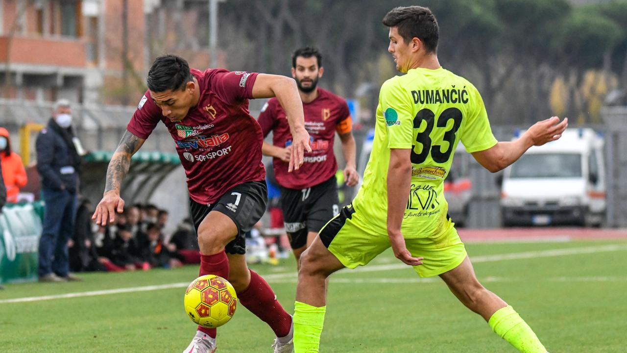 Christian Tommasini, 25 anni, tre stagioni al Pontedera di Giovannini (in foto affronta l’ex rossonero Dumancic) sarà il nuovo attaccante della Lucchese e affiancherà Magnaghi e Yeboah per rafforzare il reparto offensivo