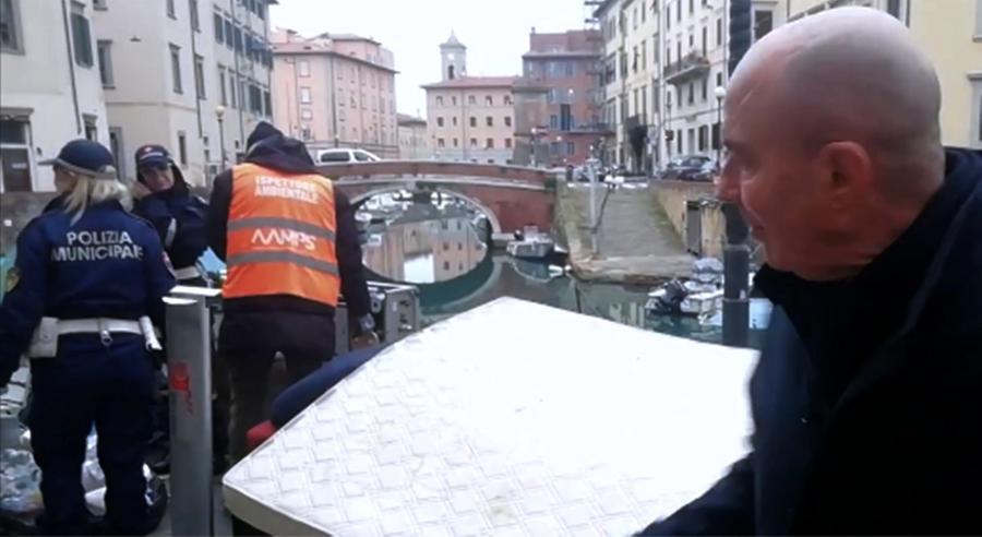 Livorno, cumulo di rifiuti abbandonati lungo il fosso: “Individuato il responsabile”