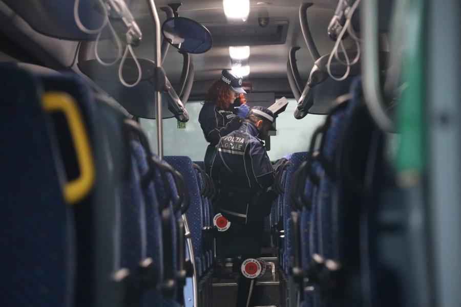 Modena, studente 17enne accoltellato tre volte sul bus per rubargli il portafoglio