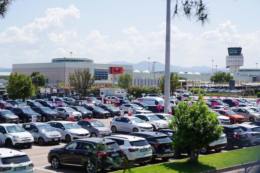 Ozieri, 41enne noleggiava auto abusivamente ai turisti della Costa Smeralda: denunciato e sanzionato dai carabinieri