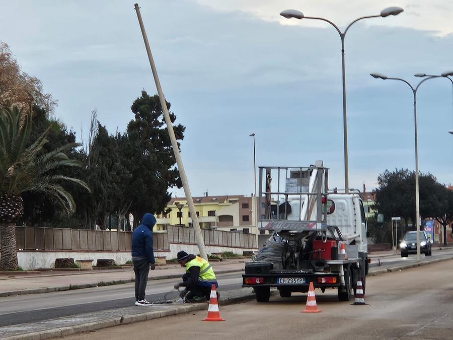 Porto Torres, 19enne al volante starnutisce, perde il controllo dell’auto e sbatte su un palo della luce