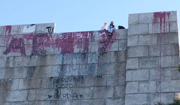 
	Le ragazzine sul tetto del monumento a Ciano

