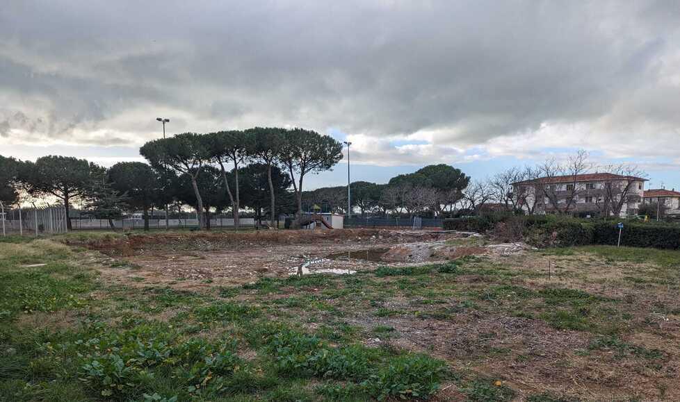 Il cantiere deserto per la realizzazione del nuovo asilo Arcobaleno