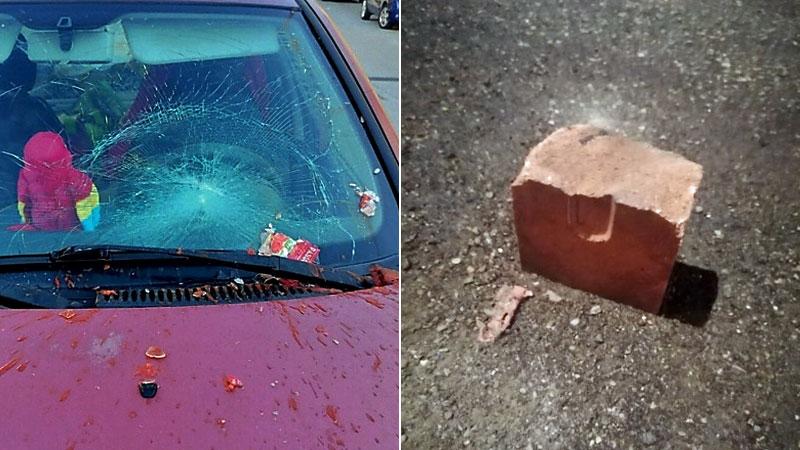 Uno dei veicoli danneggiati da un barattolo di passata di pomodoro e il mattone lanciato martedì notte