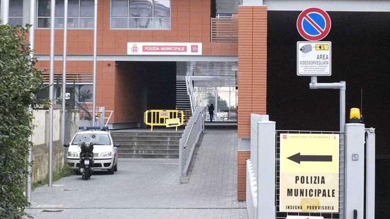 
	L'esterno della sede della polizia municipale alla Sesta Porta

