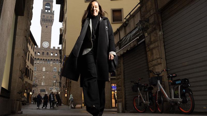 Sara Funaro mentre passeggia per la città con Palazzo Vecchio sullo sfondo
