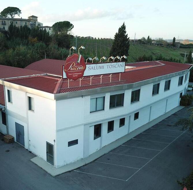 Salumificio Piacenti, storica realtà produttiva attiva tra San Gimignano e Certaldo, cambia proprietà dopo un periodo di crisi e il fallimento dichiarato a luglio