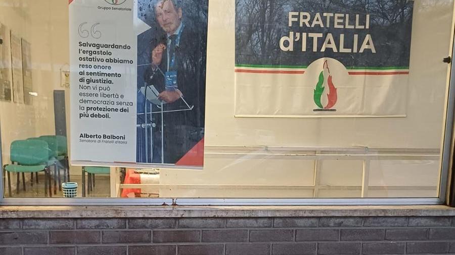 Ferrara, trovato Tricolore bruciato davanti alla sede FdI