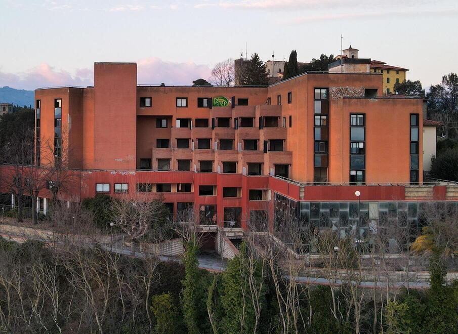 Montecatini, l’ex hotel Paradiso dimenticato: perché l’immobile con una vista mozzafiato rischia la demolizione