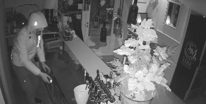 Il ladro del tombino in uno degli ultimi furti ai danni del ristorante “Chicco d’uva” di piazza Mercatale