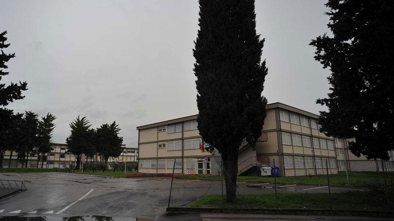 Studentessa colpisce l’insegnante: cosa è successo in classe. La scuola: «Ora provvedimenti»