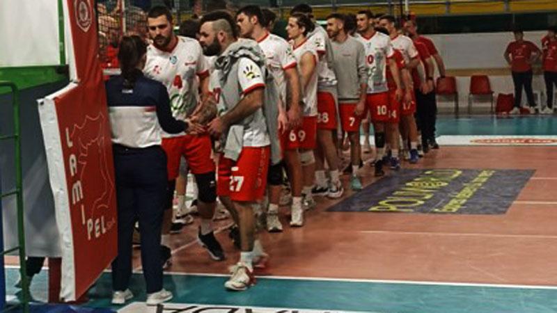 La truppa del Tomei durante il saluto a fine partita