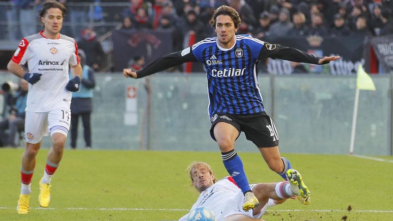 Esteves in uno dei suoi pezzi forti: avversario saltato come un birillo (foto Muzzi)