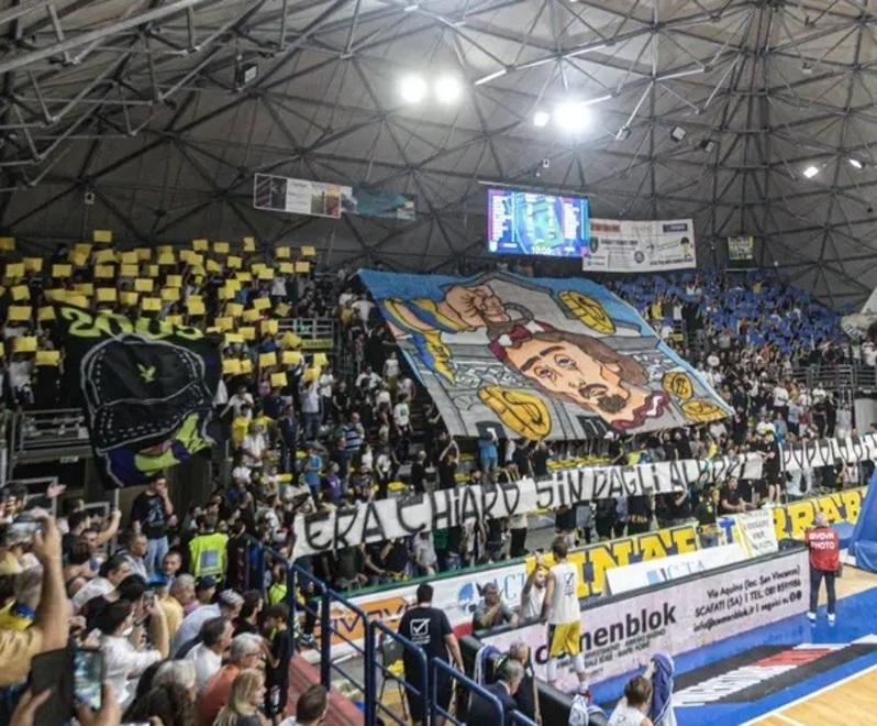 La coreografia in omaggio a Filippo Tedici, il traditore pistoiese per antonomasia, realizzata dai tifosi di Scafati in occasione della gara di andata con Pistoia, giocata a ottobre (foto dal profilo della società)