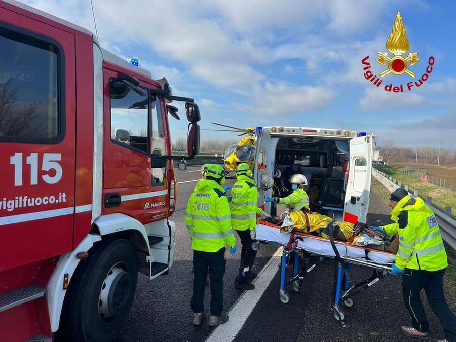 Auto tamponata in autostrada, intervengono i Vigili del Fuoco di Vignola