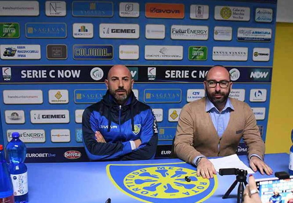 Il nuovo mister azzurro Antonio Calabro con il ds e ad Iacopo Pasciuti