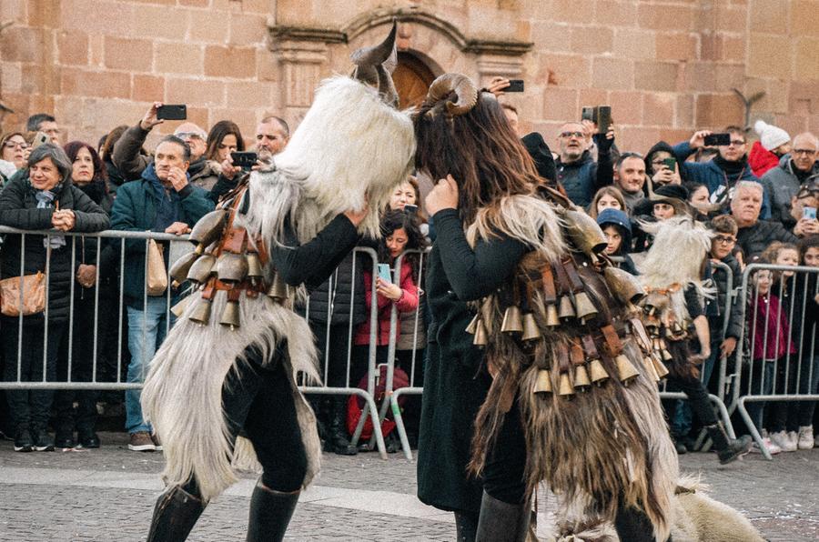
	L'esibizione dei Mamutzones di Samugheo in occasione dell'ultima edizione di A Maimone (foto Nora ADV)

