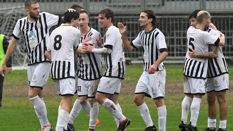 
	I bianconeri festeggiano l&rsquo;ennesimo gol del bomber Buffa


