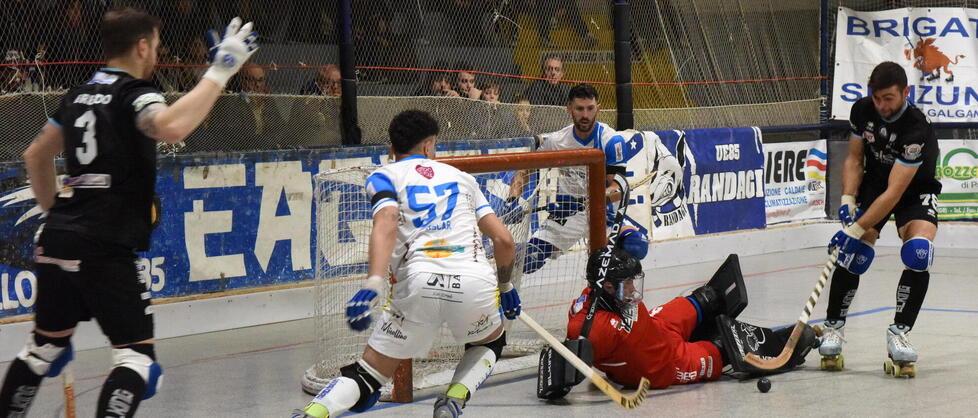 Un’azione del Follonica in campionato. Gli azzurri tornano in campo sabato per la Wse Cup (foto Giorgio)
