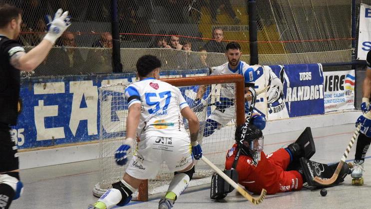 Un’azione del Follonica in campionato. Gli azzurri tornano in campo sabato per la Wse Cup (foto Giorgio)