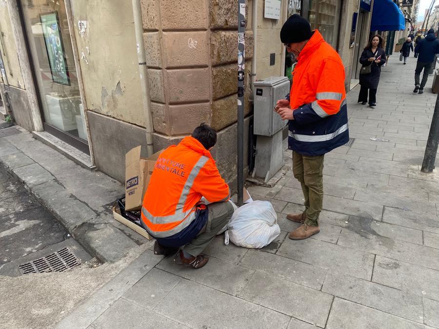 Livorno, in via Marradi sacchi di rifiuti chiusi male o esposti in modo sbagliato: scattano le multe