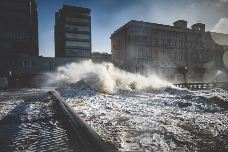 Livorno, ancora vento e mareggiate: prolungata l’allerta gialla