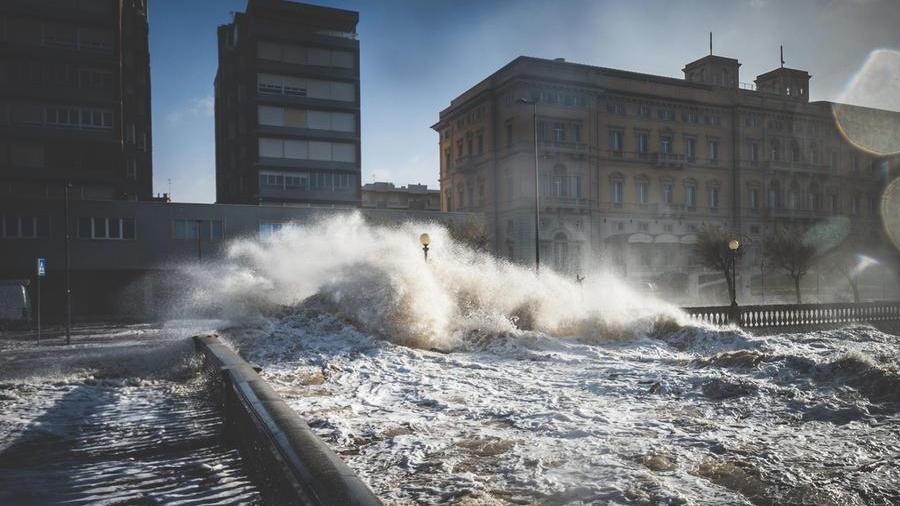 Livorno, ancora vento e mareggiate: prolungata l’allerta gialla
