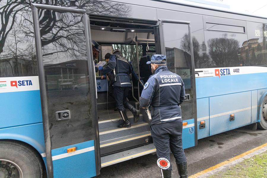 Modena, bus: rapina finisce nel sangue. Studente 17enne accoltellato