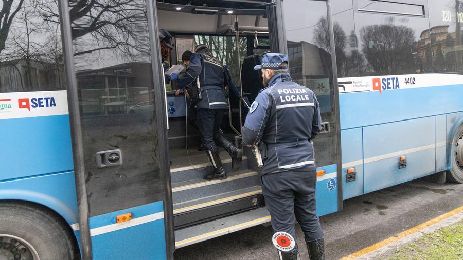 Modena, bus: rapina finisce nel sangue. Studente 17enne accoltellato