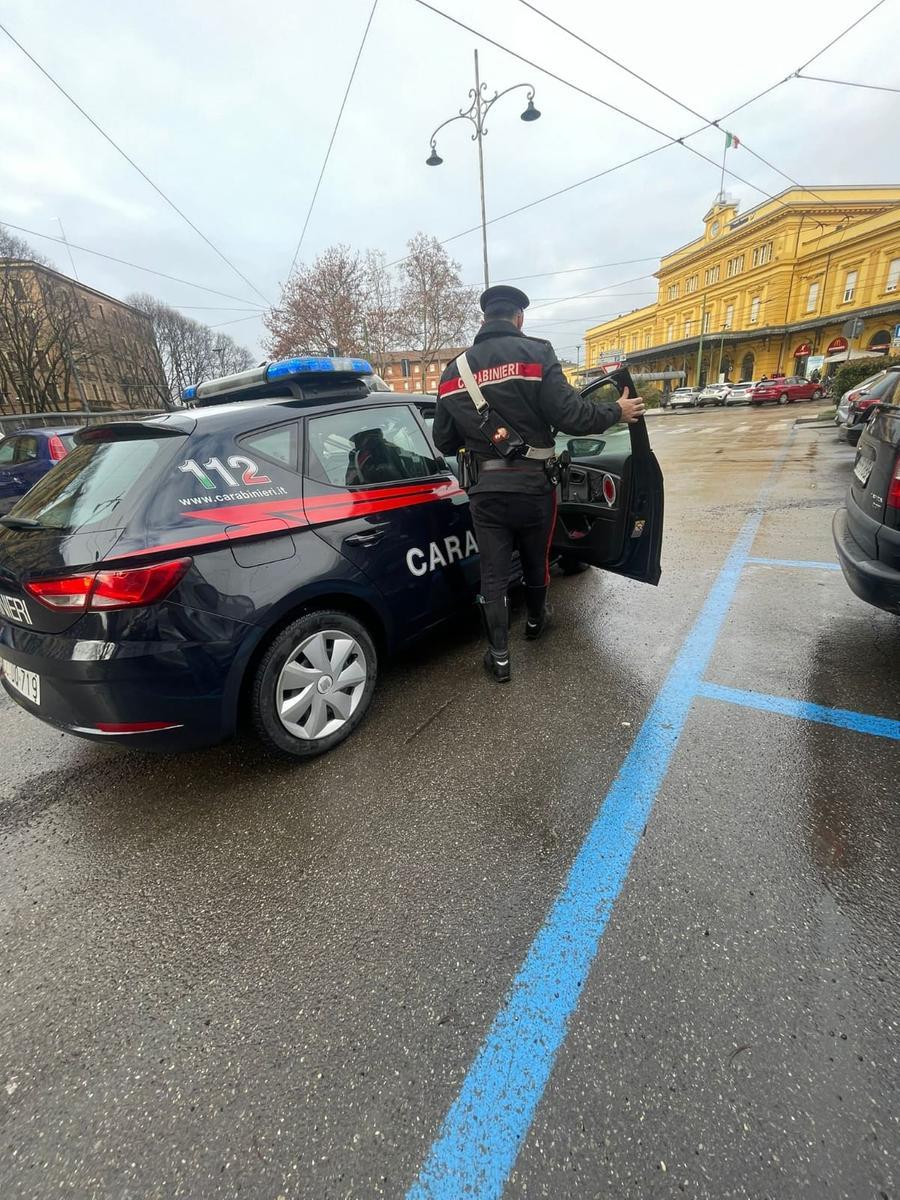 Modena, aveva dosi di cocaina e hashish: denunciato 25enne in via Emilia
