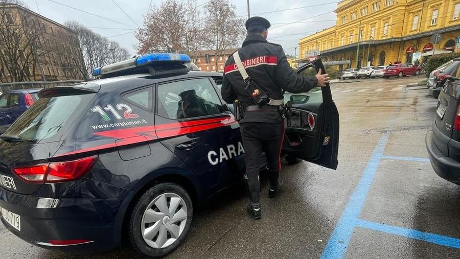 Modena, aveva dosi di cocaina e hashish: denunciato 25enne in via Emilia