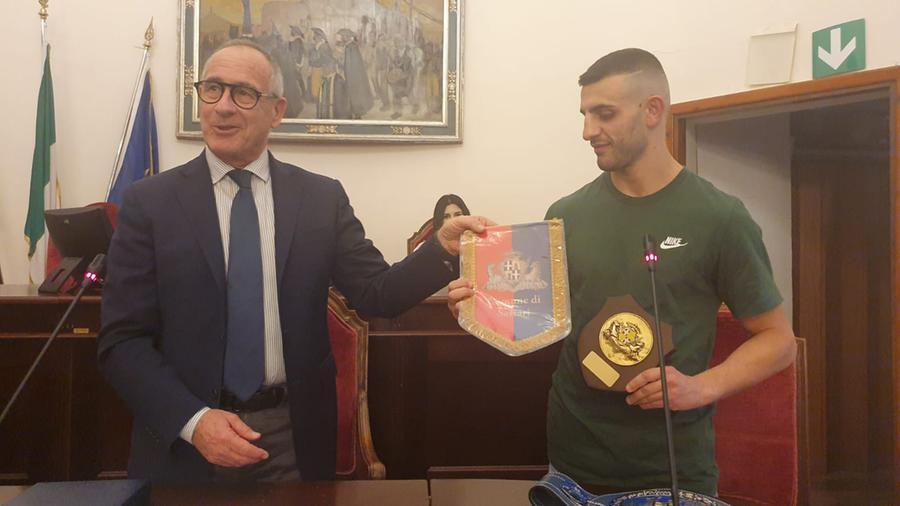 
	Il sindaco Nanni Campus con il pugile Cristian Zara (foto Chessa)

