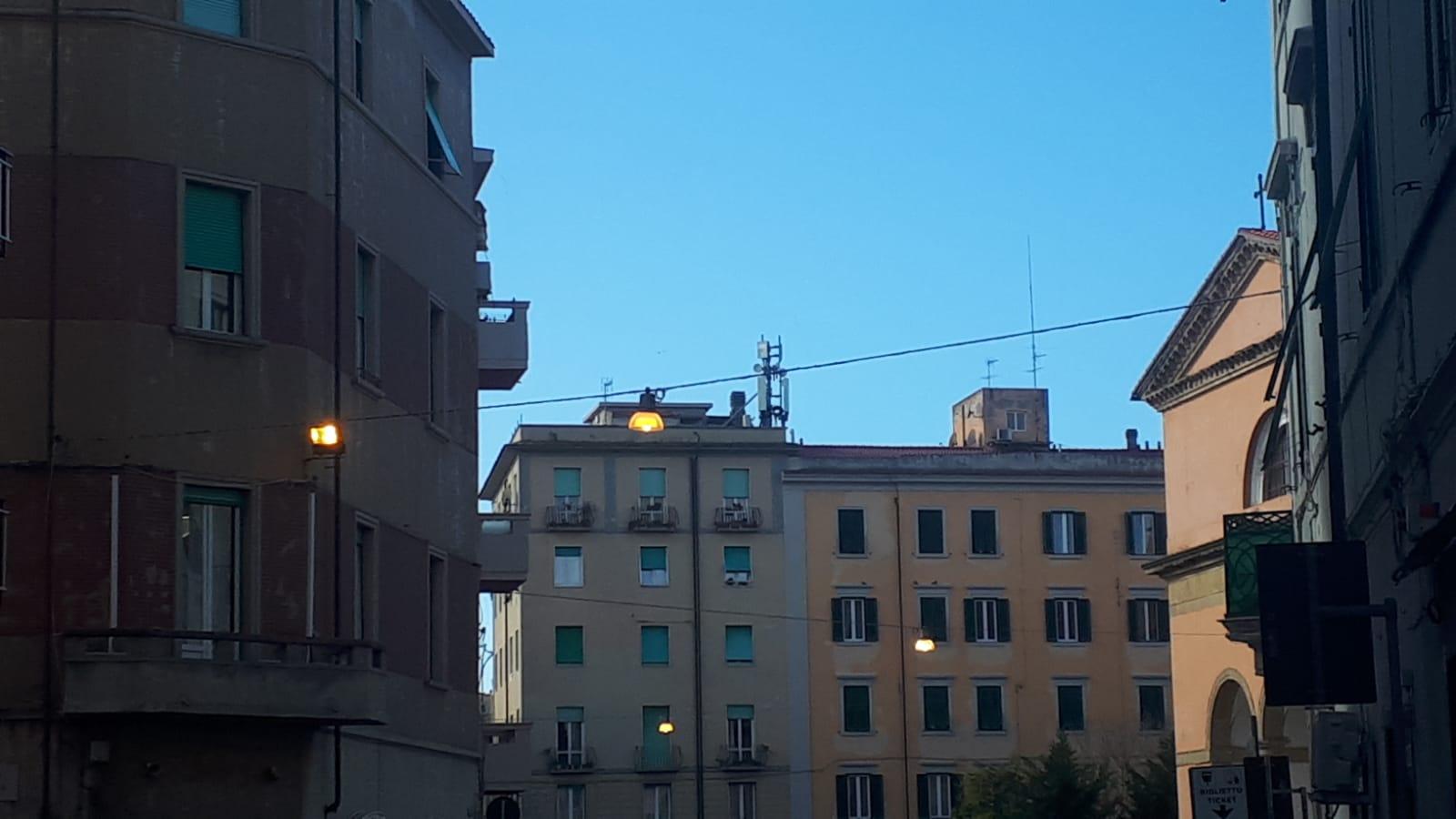 Le luci accese sulla strada, ma ormai di giorno