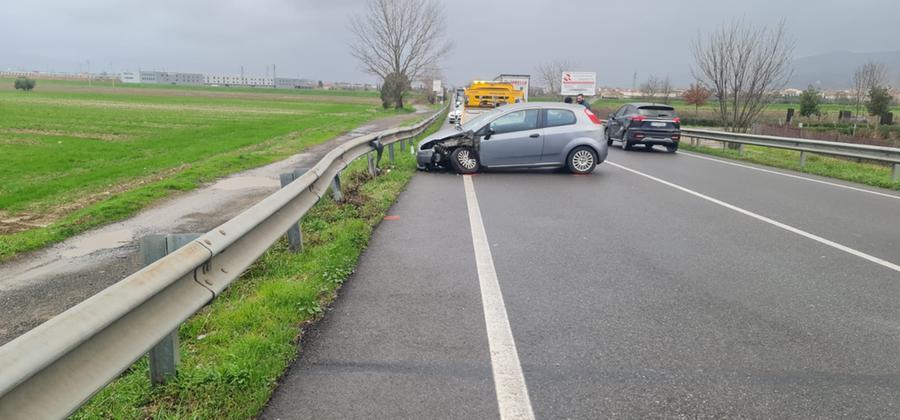 Montemurlo, auto sbanda sulla tangenziale e finisce contro il guard rail: ferite tre donne