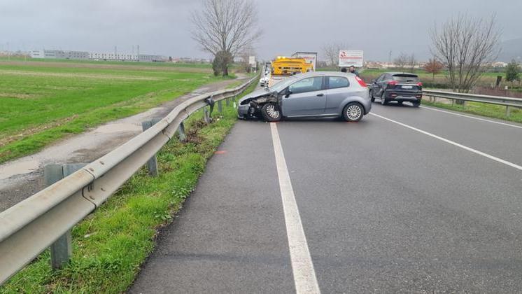 Montemurlo, auto sbanda sulla tangenziale e finisce contro il guard rail: ferite tre donne