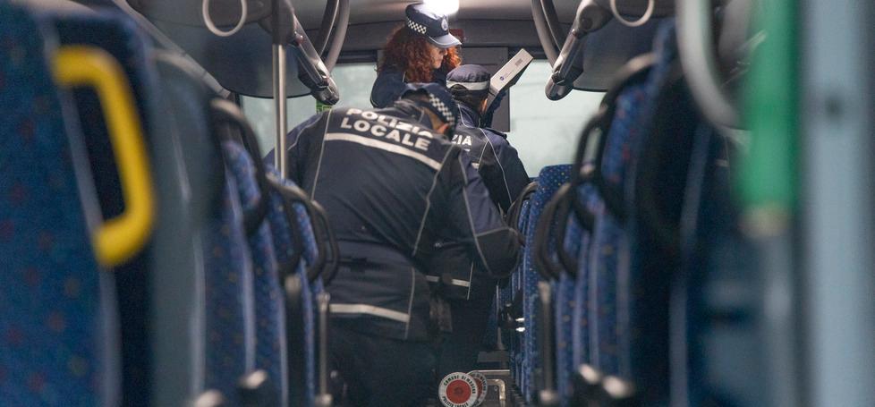 Il padre dello studente 17enne accoltellato sul bus: «Mio figlio è vivo per miracolo»<br type="_moz" />
